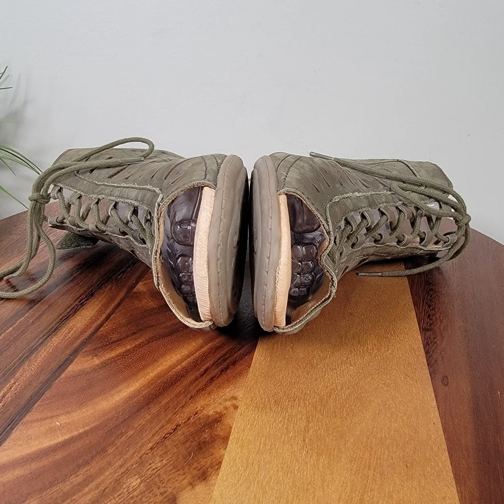 Earth Olive Green Leather Heeled Sandals Oerforated Design Lace up Size 9 D Wide